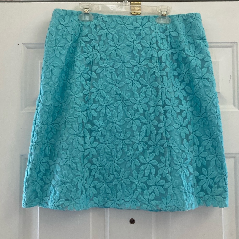 New York & Company Embroidered Skirt
NWT
Size 10
Floral embroidered design